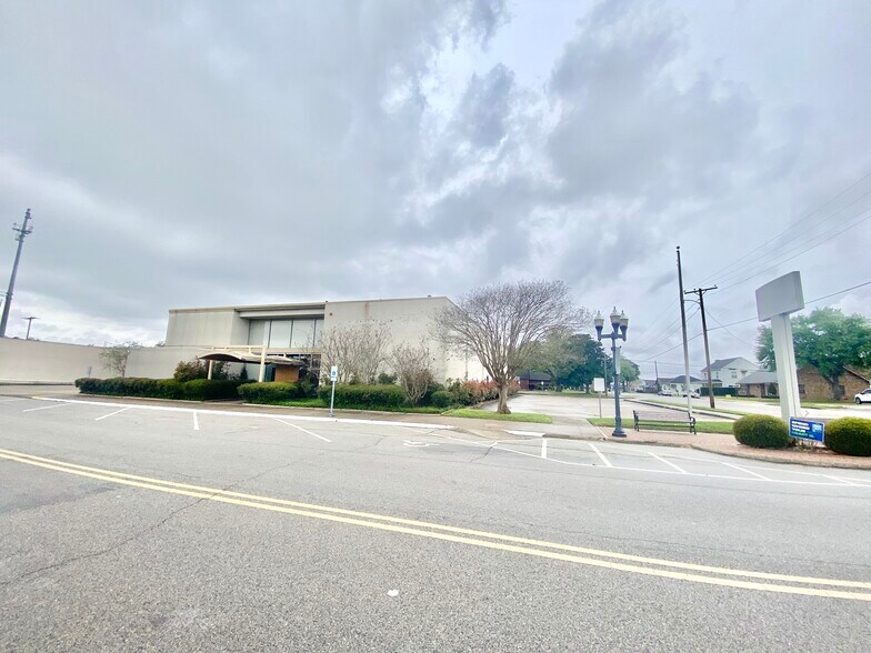 More Photos Of 1308 Boston Ave, Nederland Bank For Sale