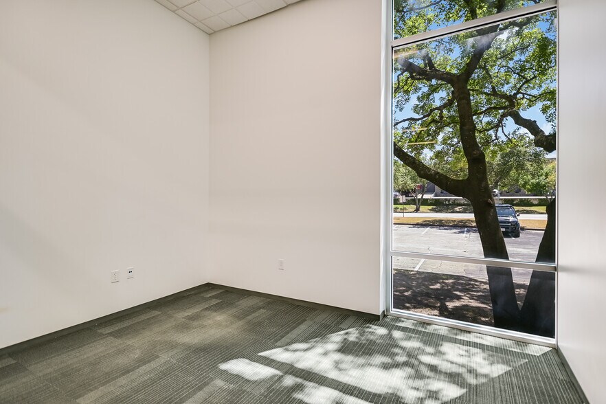 More Photos Of 10420 Metric Blvd, Austin Warehouse For Lease