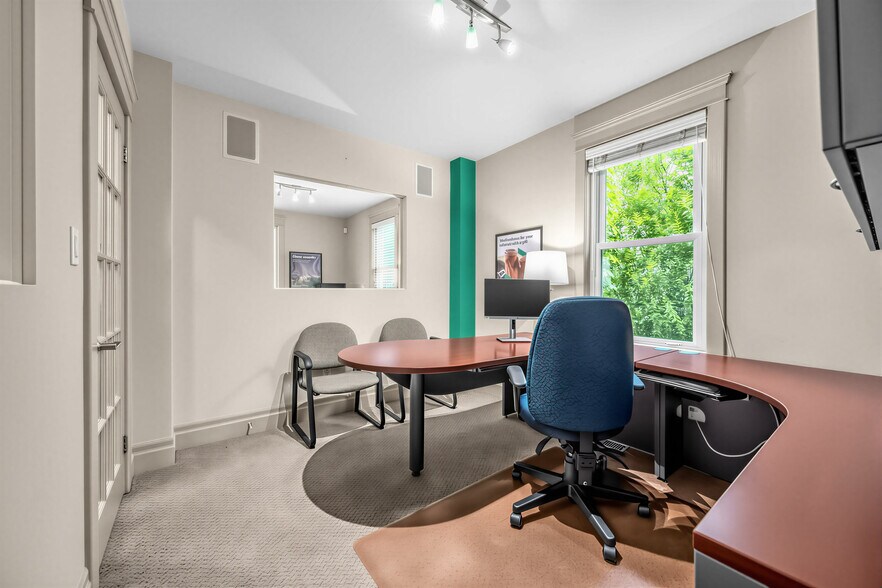 More Photos Of 3569 Cawthra Rd, Mississauga Office For Sale