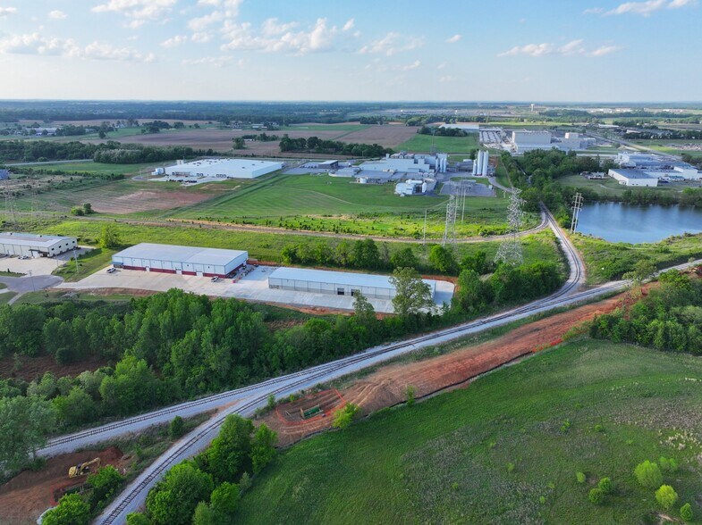 More Photos Of 1070B Progress Dr, Clarksville Warehouse For Lease