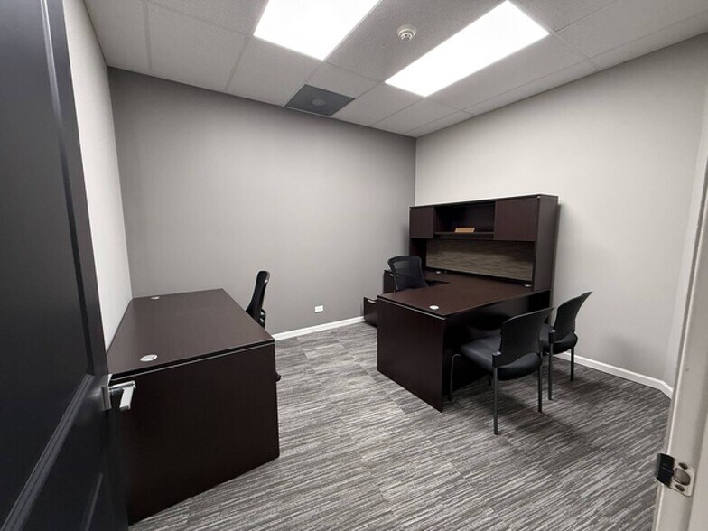More Photos Of 777 E Algonquin Rd, Algonquin Storefront Retail Office For Lease