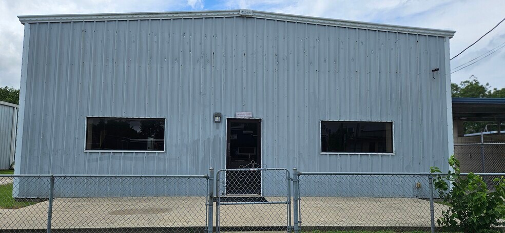 More Photos Of 130 Grand Ave, Bacliff Warehouse For Sale