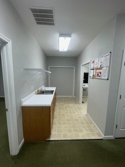 More Photos Of 122 Lincoln Place Ct, Belleville Office For Sale