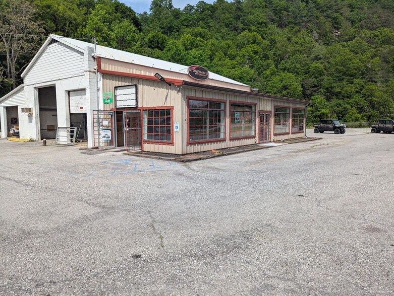 More Photos Of 14367 Lincoln Hwy, Everett General Retail For Sale