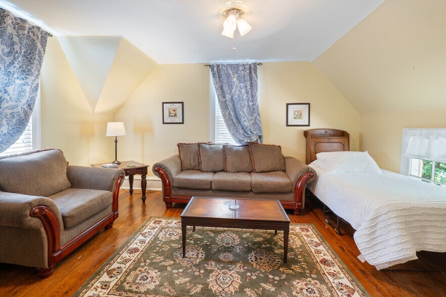 More Photos Of 5 Ojo St, Eureka Springs Hospitality For Sale