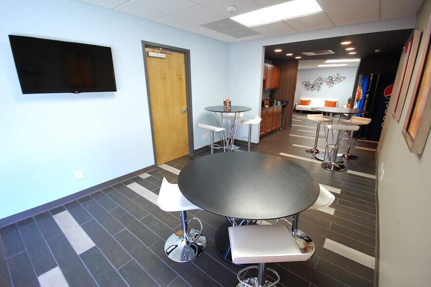 More Photos Of 5251 S East St, Indianapolis Office For Lease