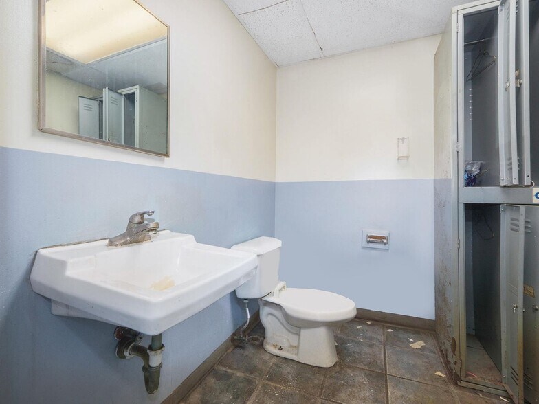 More Photos Of 600 N Clark St, Albion Auto Dealership For Sale