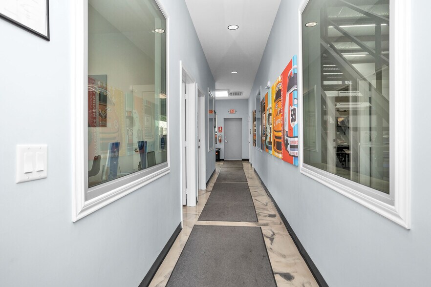 More Photos Of 1308 N Frazier St, Conroe Service For Sale