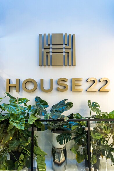 More Photos Of 22 E Elm St, Chicago Storefront Retail Office For Sale