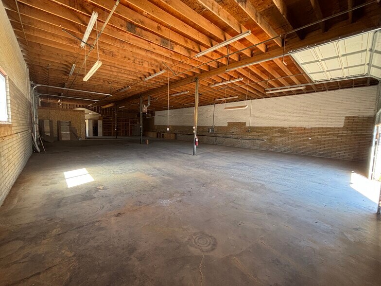 More Photos Of 3340 Fox Ave, Kingman Warehouse For Lease