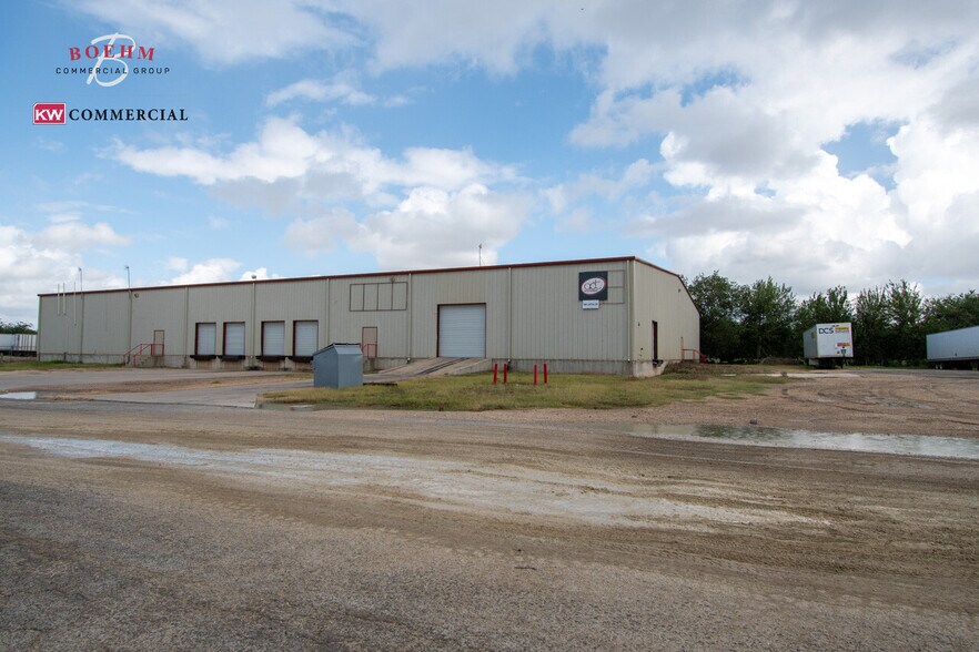 More Photos Of 100 Lupita Cir, Del Rio Distribution For Sale