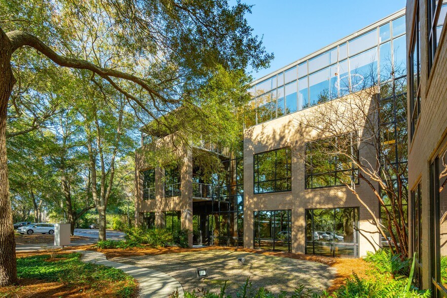 More Photos Of 710 Johnnie Dodds Blvd, Mount Pleasant Medical For Lease