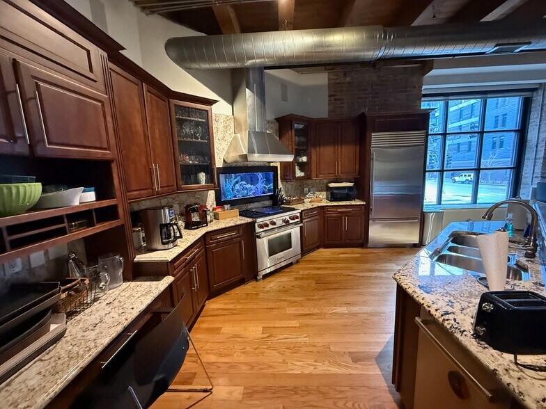 More Photos Of 106 N Aberdeen St, Chicago Office Residential For Sale