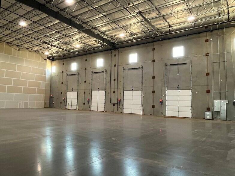 More Photos Of 9201 Polaris Dr, Oklahoma City Distribution For Lease