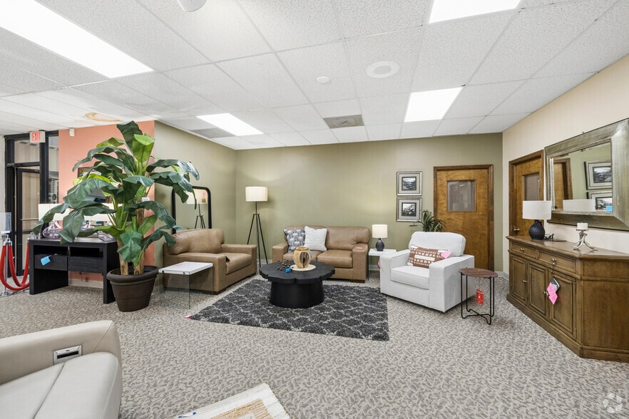 More Photos Of 1076 Sunset Blvd, West Columbia Showroom For Lease