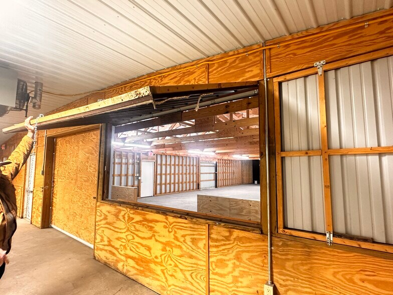 More Photos Of 522A S Main St, Broadway Flex For Sale