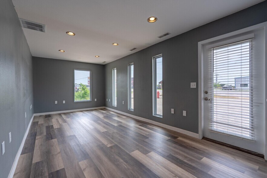 More Photos Of 414 Highway 42, Osage Beach Flex For Lease