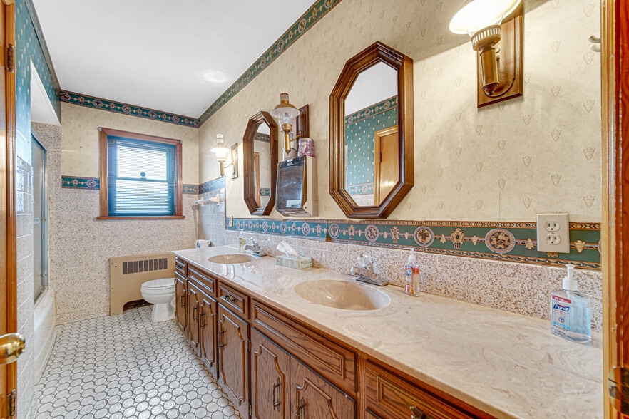 More Photos Of 2331 45th St, Highland Medical For Sale