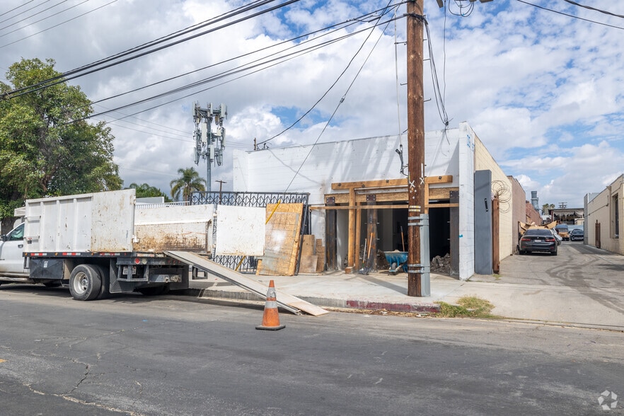 More Photos Of 18419-18421 1/2, Reseda Industrial For Lease