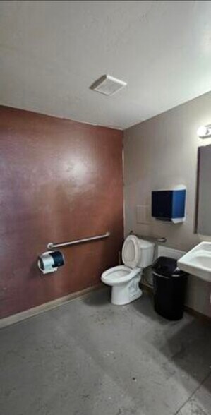 More Photos Of 136 Washington SE, Albuquerque Storefront Retail Office For Sale