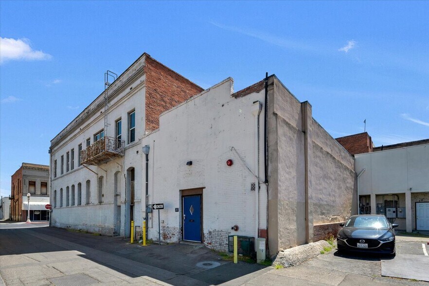 More Photos Of 100 W 7th St, Hanford Storefront Retail Office For Sale