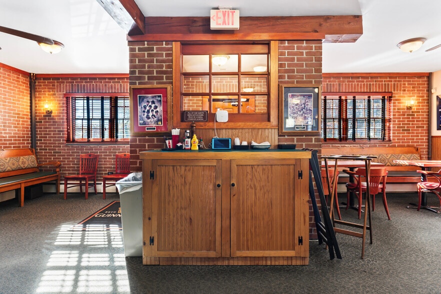 More Photos Of 52 Post Rd, Wells Restaurant For Sale
