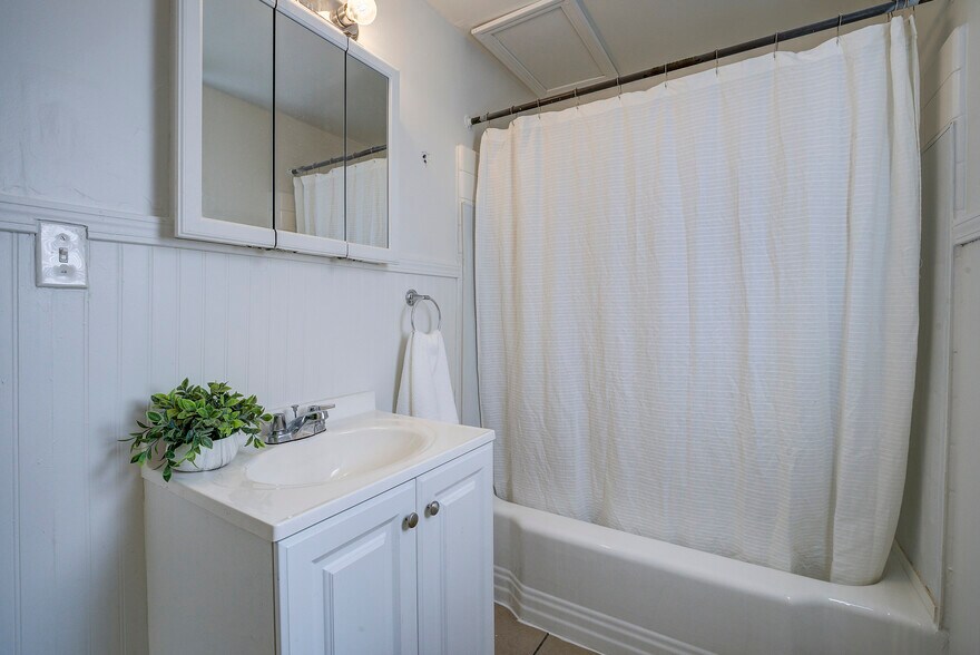 More Photos Of 132 Mesa Ln, Bristol Apartments For Sale