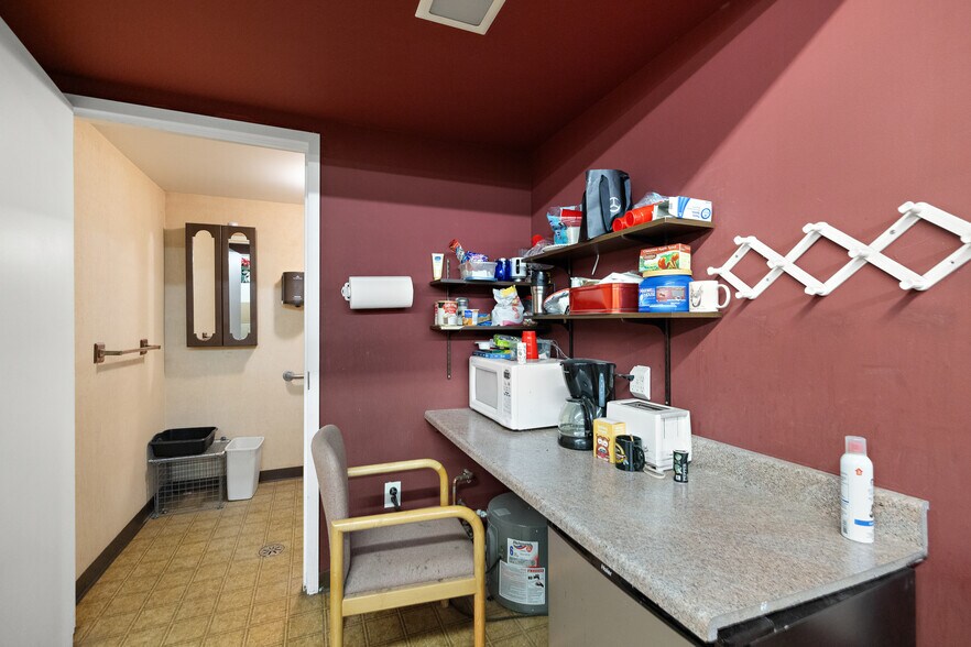 More Photos Of 23515 Nine Mack Dr, Saint Clair Shores Freestanding For Lease