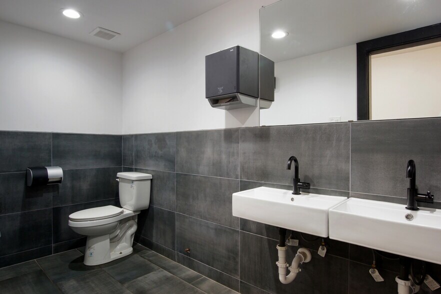 More Photos Of 6704 Harrisburg Blvd, Houston Freestanding For Lease