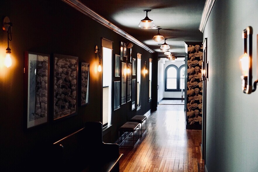 More Photos Of 689 Central Ave, Saint Petersburg General Retail For Lease