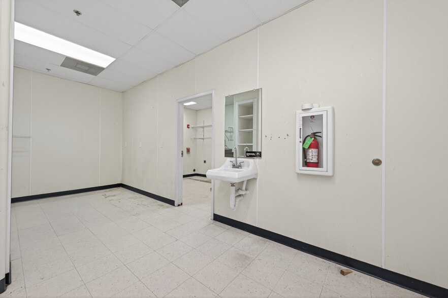 More Photos Of 8525 Queenston Blvd, Houston Freestanding For Sale