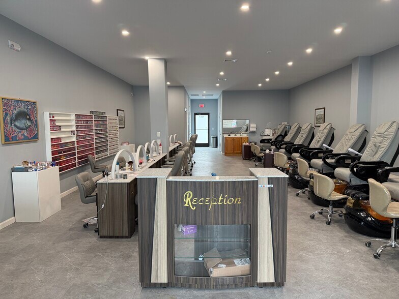 More Photos Of 150-158 Sullivan Ave, South Windsor Storefront Retail Office For Lease