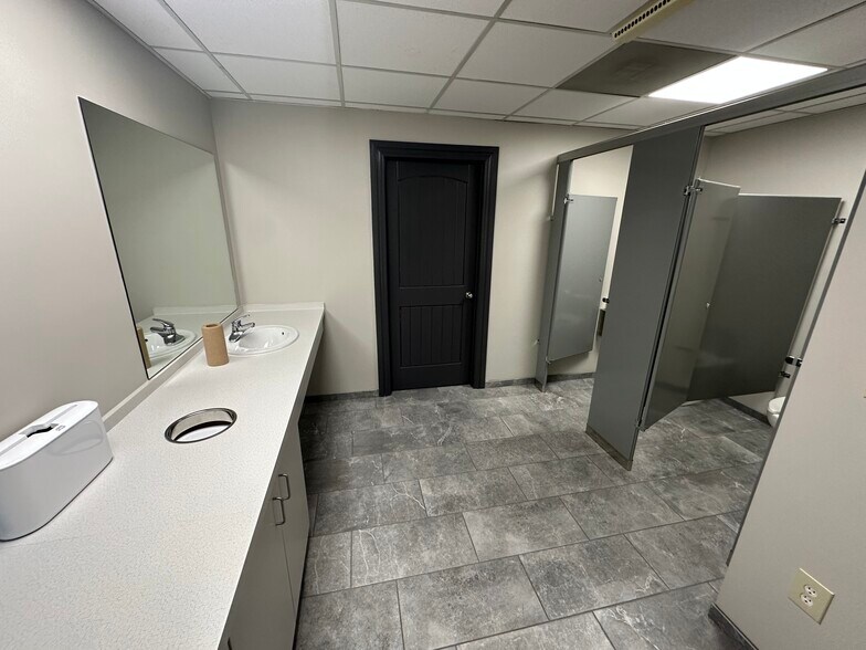 More Photos Of 3171 E Sunshine St, Springfield Office Residential For Lease