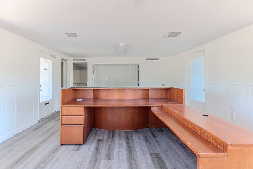 More Photos Of 601 S Us-41, Inverness Medical For Sale