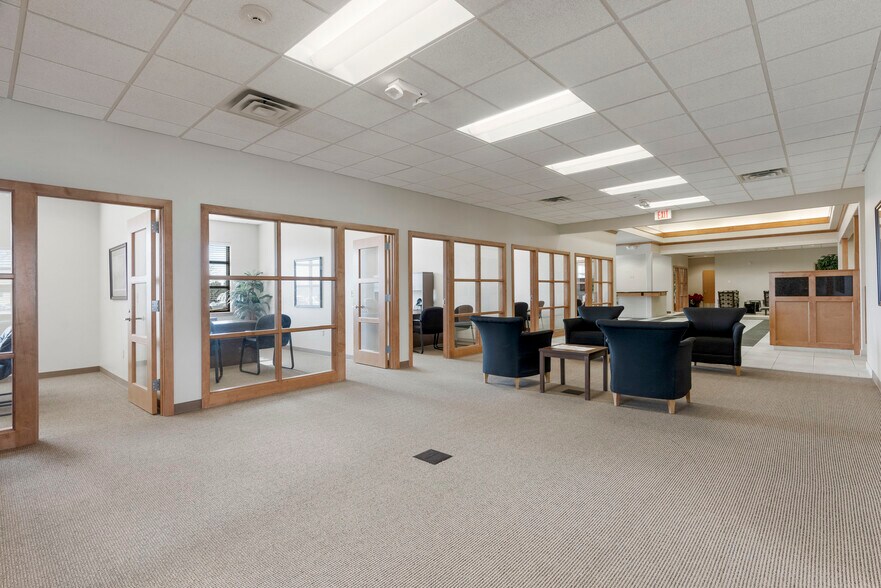 More Photos Of 7447 Riverside Pky, Tulsa Bank For Lease