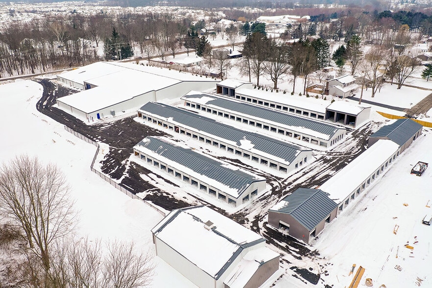 More Photos Of 6202 Walnut St, New Albany Self Storage For Sale