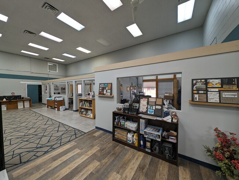 More Photos Of 27 N Union Blvd, Colorado Springs Showroom For Sale