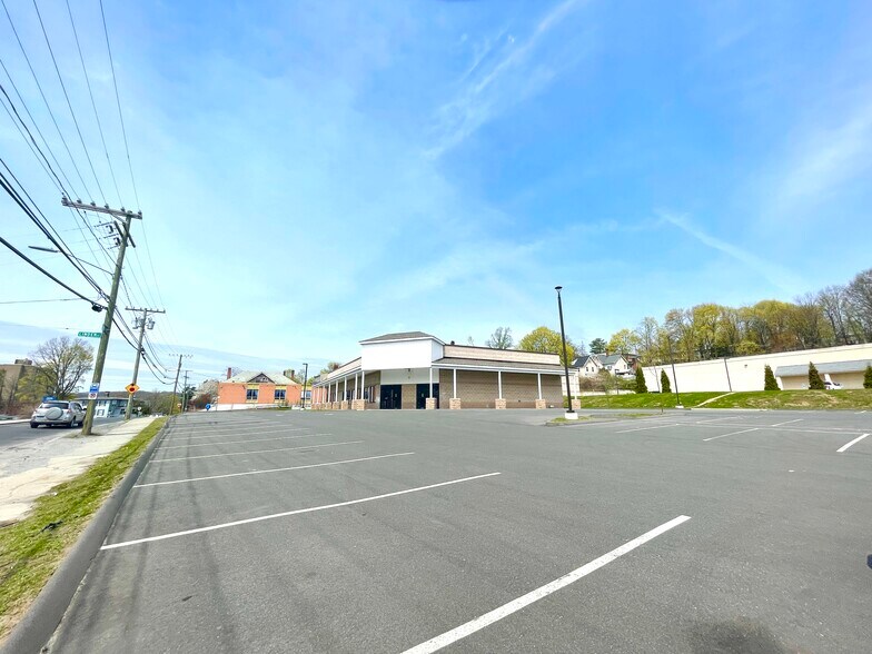 More Photos Of 96 Grove St, Waterbury Supermarket For Sale