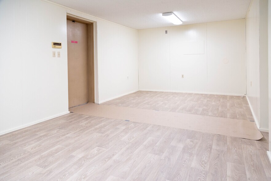 More Photos Of 211 S Austin St, Hutchins Flex For Sale