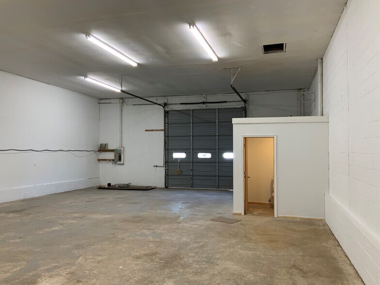More Photos Of 104 S John St, Wilmington Flex For Lease