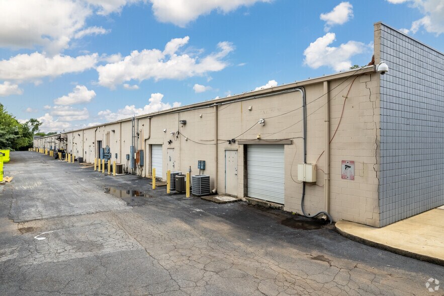 More Photos Of 562 Wylie Rd SE, Marietta Unknown For Lease
