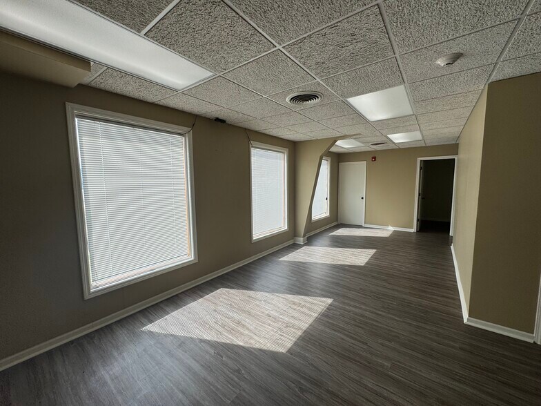 More Photos Of 1112 E Railroad St, Sandwich Office For Sale