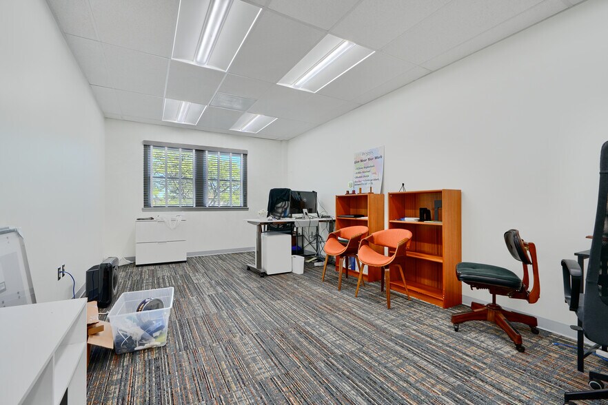 More Photos Of 11 Center Pl, Dundalk Office For Sale