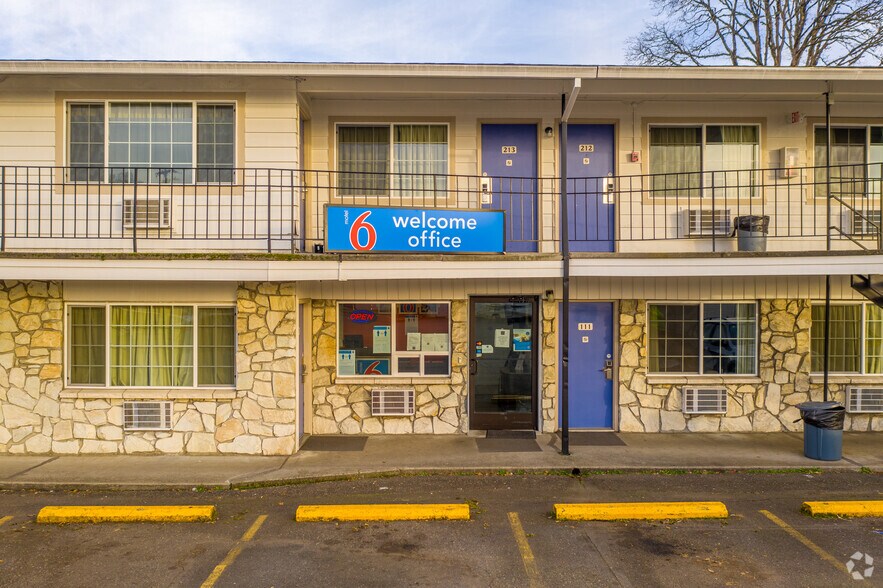 More Photos Of 535 S Columbia River Hwy, Saint Helens General Retail For Lease