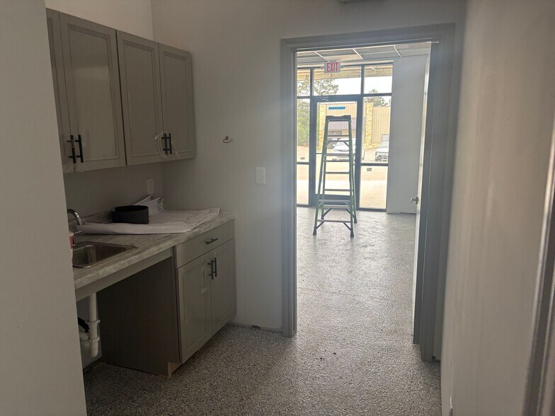 More Photos Of 1905 Longmire Rd, Conroe Unknown For Lease