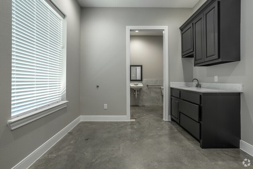 More Photos Of 1904 Longmire Rd, Conroe Unknown For Lease