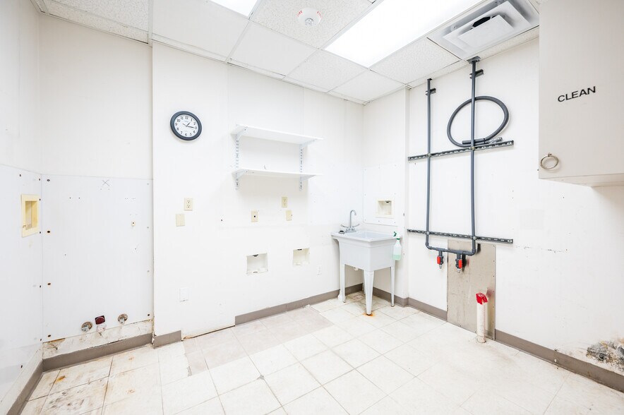 More Photos Of 1105 Avenue H, Bay City Medical For Lease