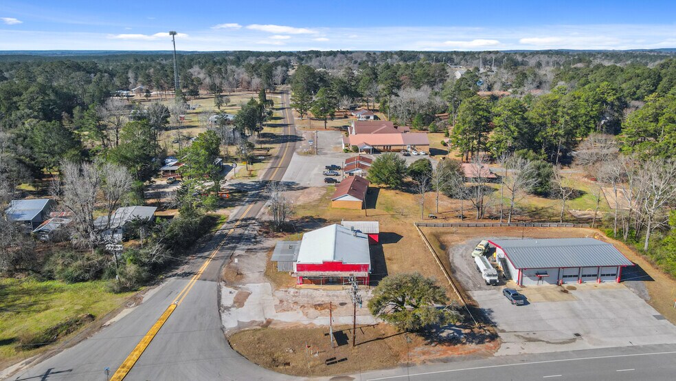 More Photos Of 301 N Wheeler Rd, Colmesneil Freestanding For Sale