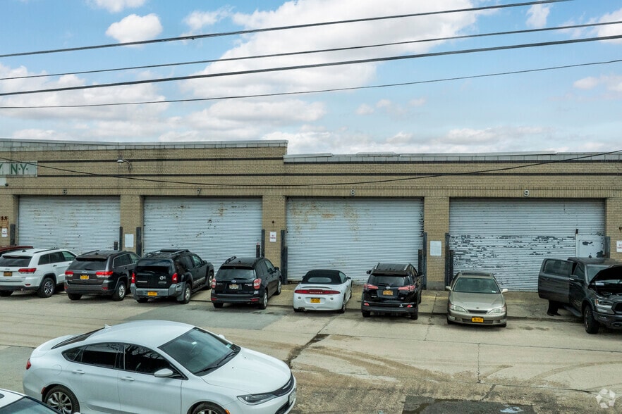 More Photos Of 32 Intersection St, Hempstead Warehouse For Lease