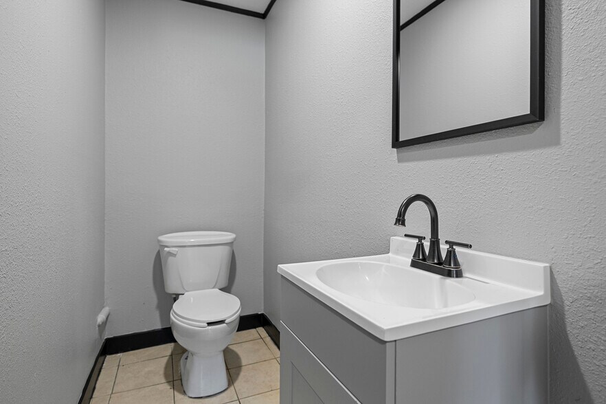 More Photos Of 1463 Brittmoore Rd, Houston Manufacturing For Sale